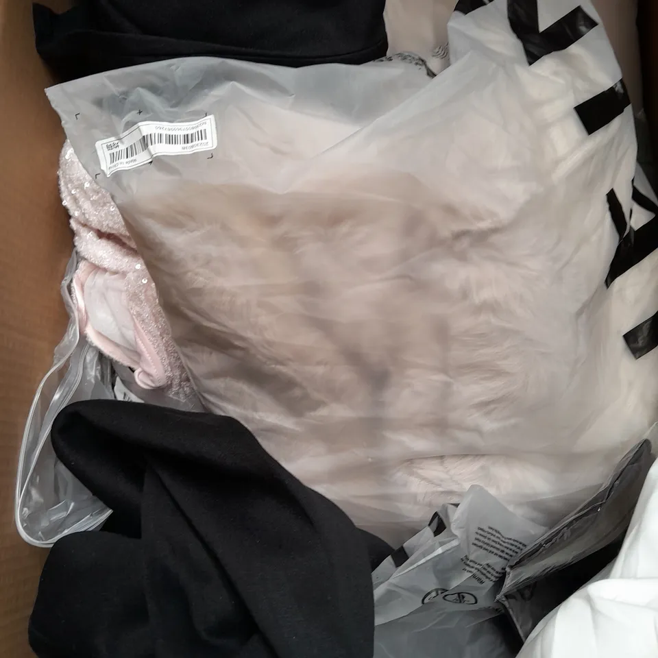 APPROXIMATELY 20 ASSORTED CLOTHING ITEMS IN VARIOUS SIZES AND STYLES TO INCLUDE - DRESS, SKIRT, BAG, ETC