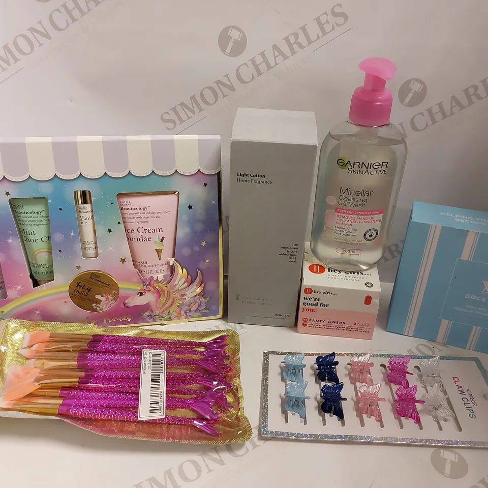 BOX OF APPROX 20 COSMETIC ITEMS TO INCLUDE DOCK & BAY MAKE UP REMOVER PADS, GARNIER MICELLAR GEL WASH, BAYLISS AND HARDING HEAVENLY TREATS GIFT SET 