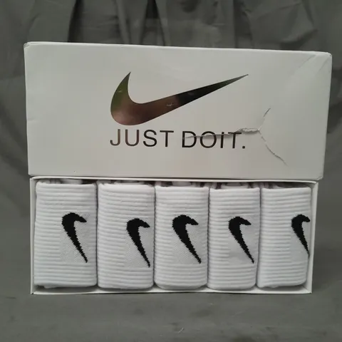 BOXED NIKE SET OF 5 PAIRS OF SOCKS IN WHITE