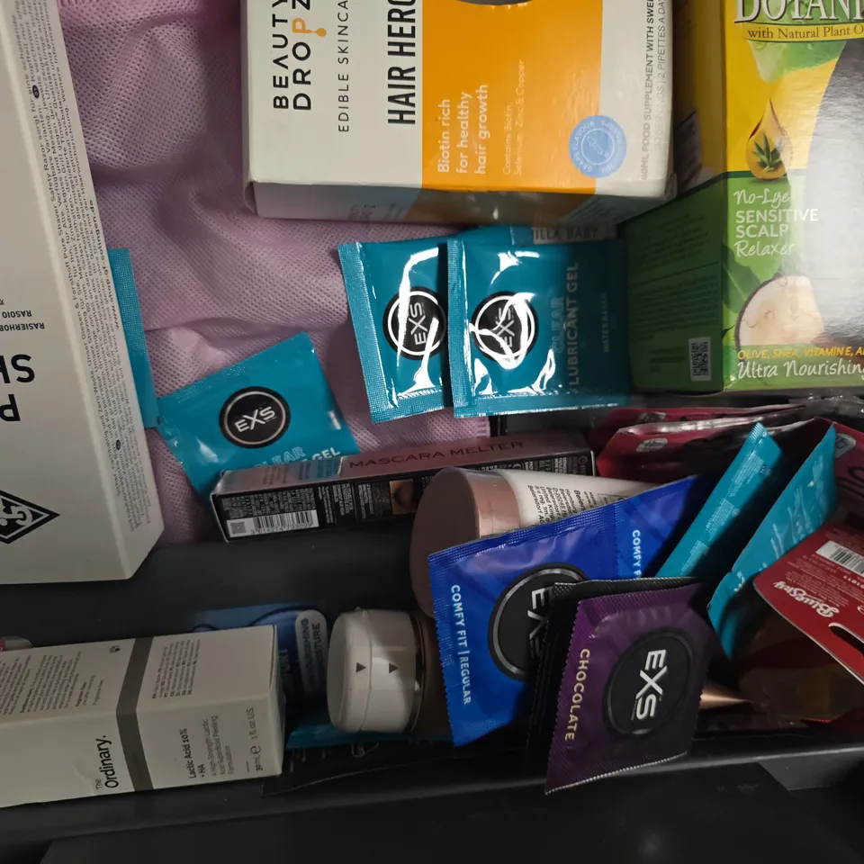 APPROXIMATELY 10 ASSORTED COSMETIC ITEMS TO INCLUDE GARNIER, DISCOVER, ETC - COLLECTION ONLY