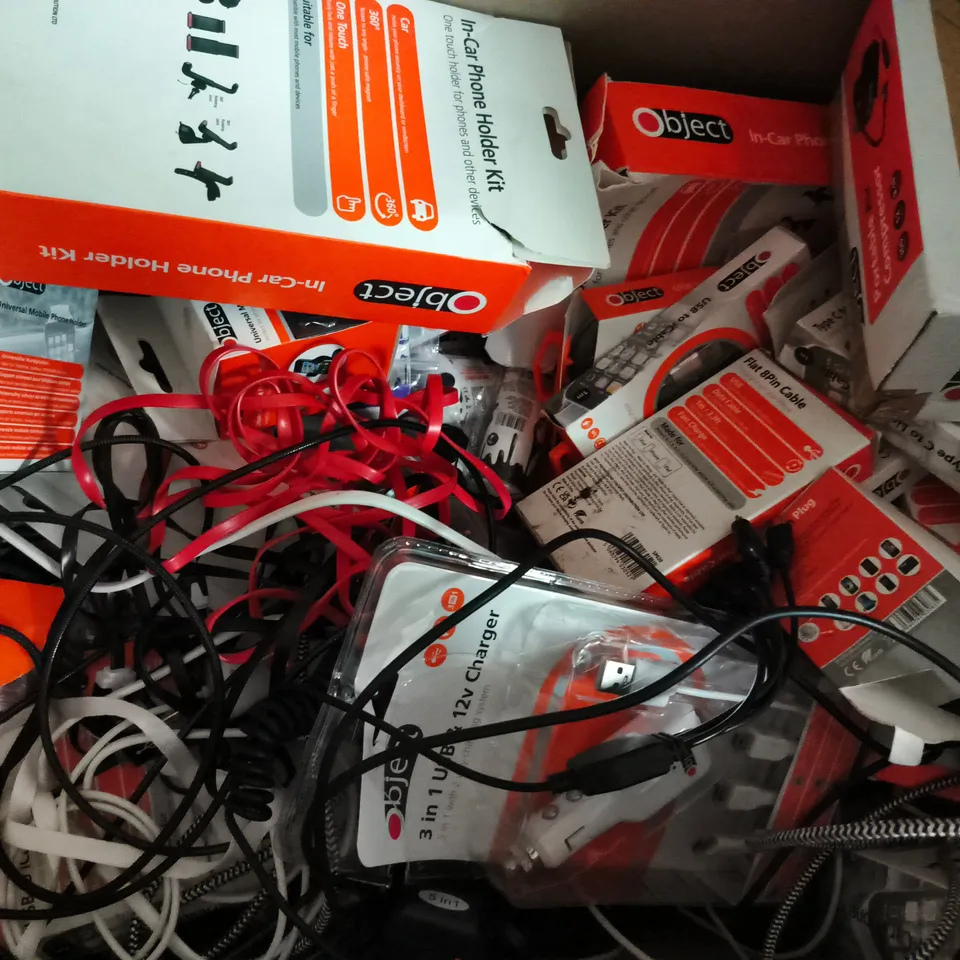BOX OF APPROXIMATELY 50 ASSORTED HOUSEHOLD ITEMS TO INCLUDE USB TO 2-IN-1 CABLE, PORTABLE AIR COMPRESSOR, IN-CAR PHONE HOLDER KIT, ETC