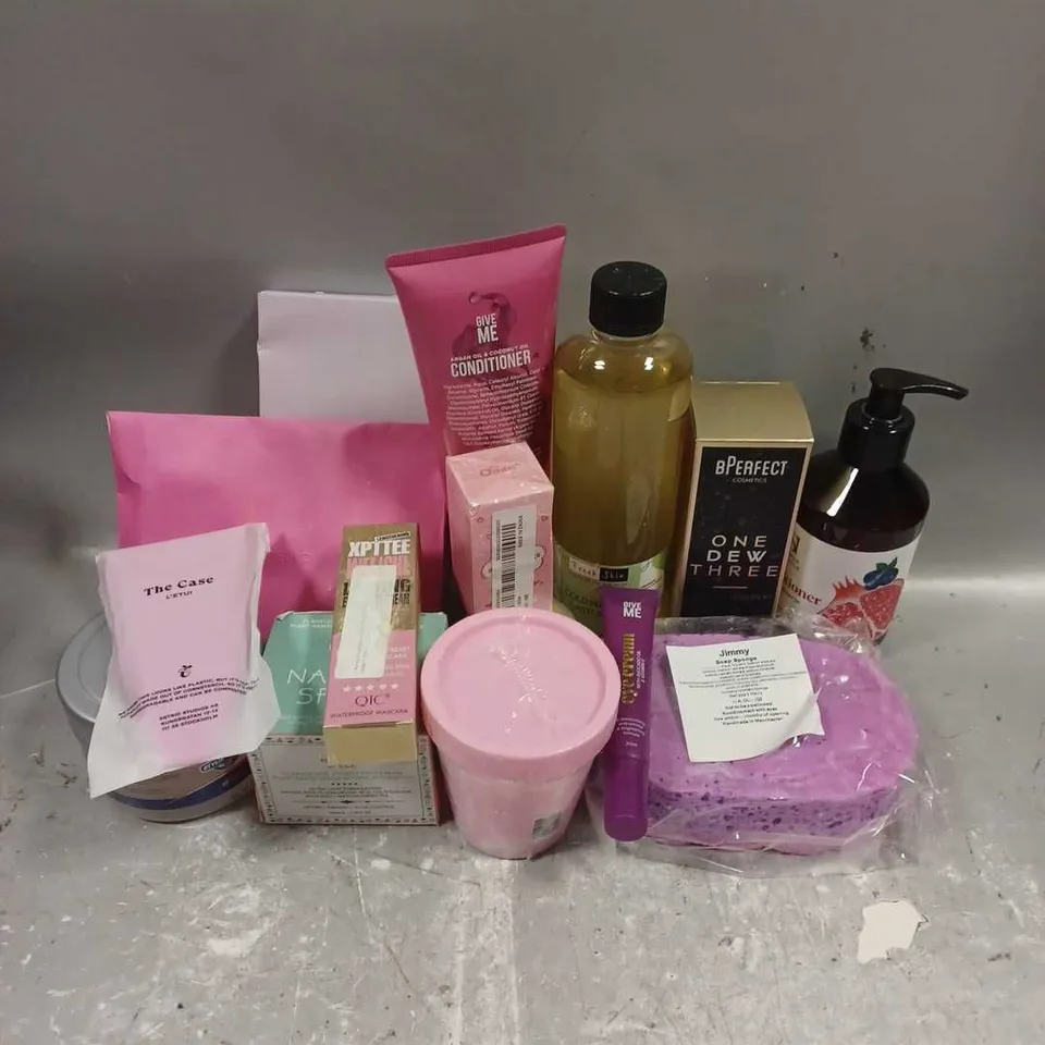 APPROXIMATELY 20 ASSORTED COSMETIC ITEMS TO INCLUDE - ESTRID RAZER - HANNA SILITOE CONDITIONER - FRESH SKIN CASTOR OIL - ETC