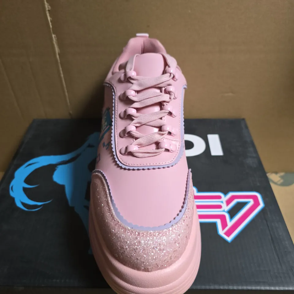 BOXED PAIR OF KOI X HATSUNE MIKU VIRTUAL DIVE MIKU CHUNKY TRAINERS - PINK (UK 8)