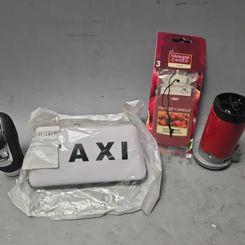 APPROXIMATELY 12 ASSORTED ITEMS TO INCLUDE - TAXI SIGN , YANKEE CANDLE AIR FRESHENER , GEAR STICK KNOB ETC