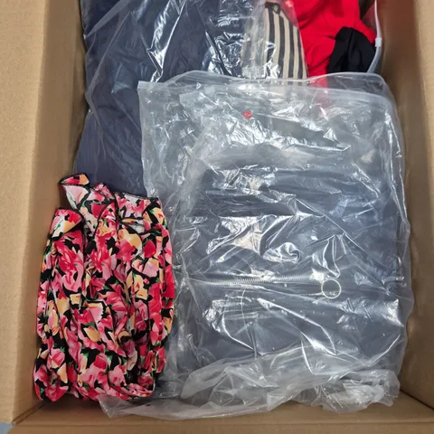 A SELECTION OF APPROXIMATELY 25 CLOTHING ITEMS