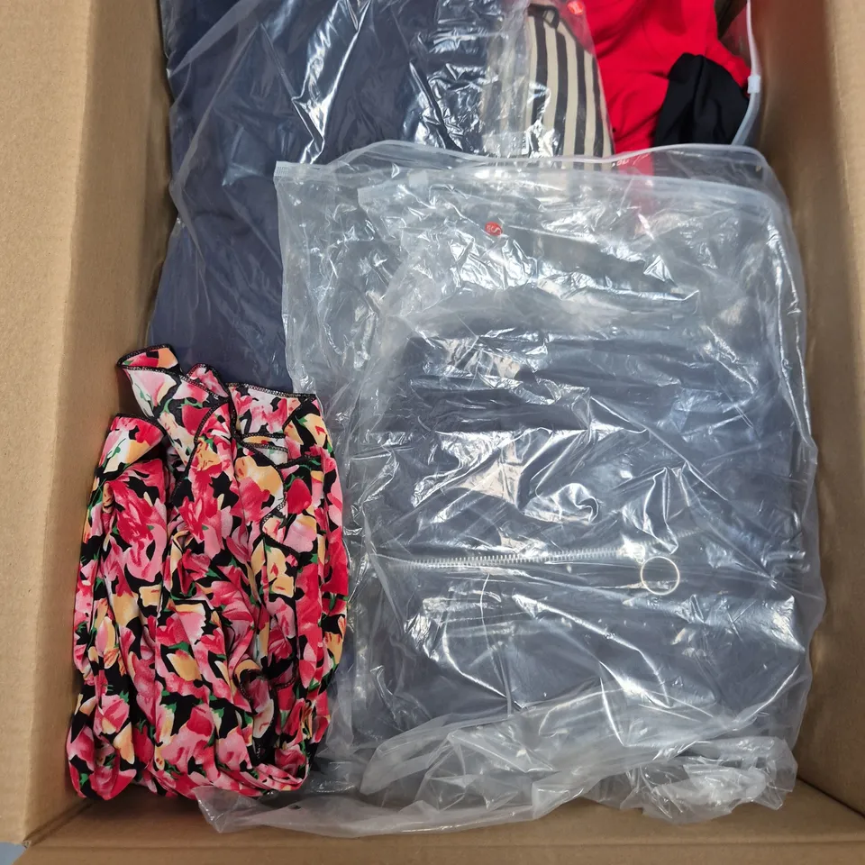 A SELECTION OF APPROXIMATELY 25 CLOTHING ITEMS