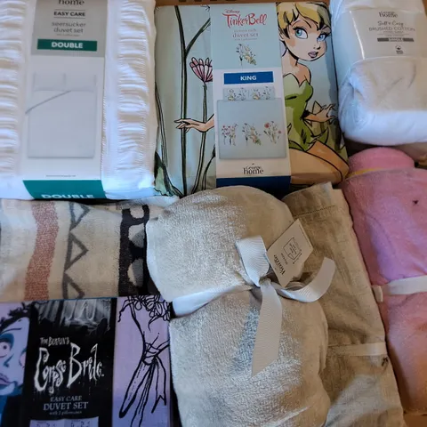 LOT OF APPROXIMATELY 20 ASSORTED HOME FABRIC ITEMS TO INCLUDE THROWS AND BEDDING