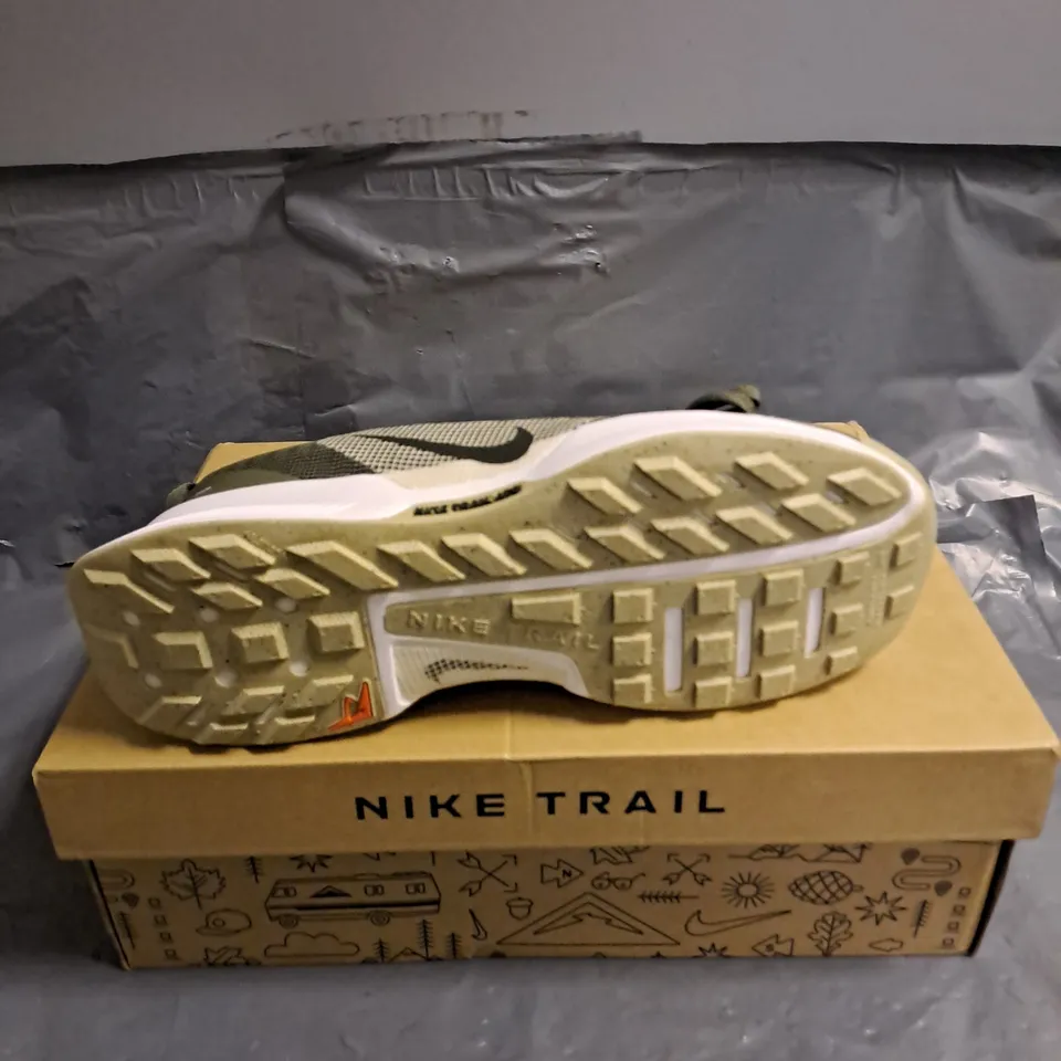 BOXED PAIR OF NIKE JUNIPER TRAIL 3 TRAINERS IN OLIVE/SEQUOIA SIZE UK 7.5
