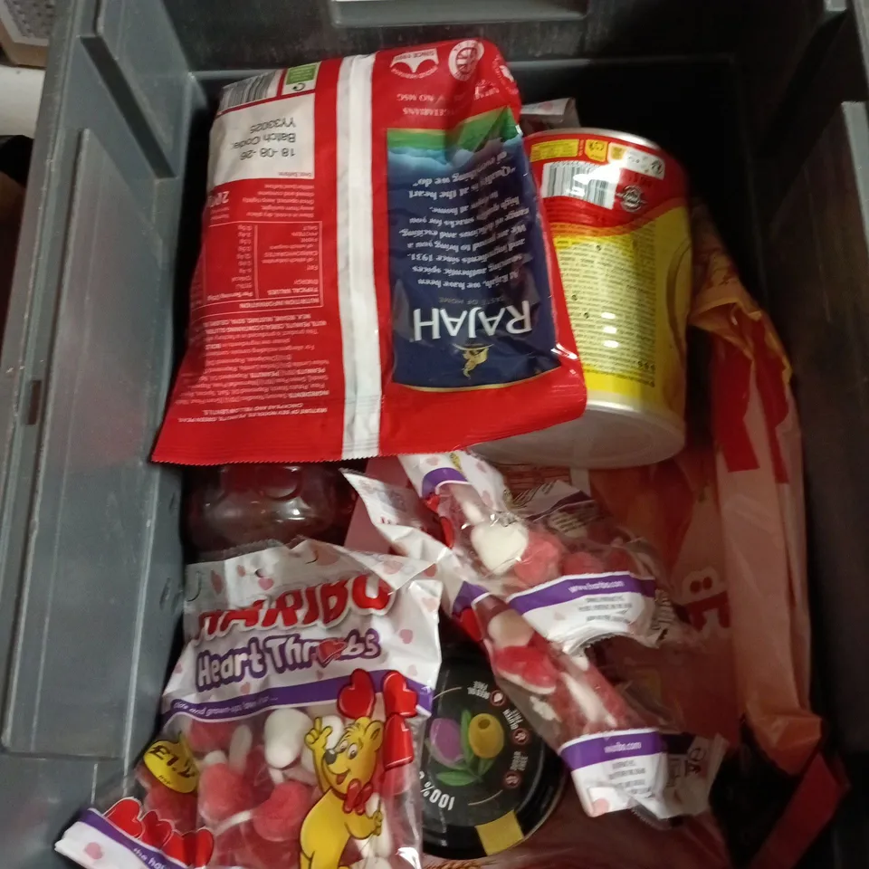 APPROXIMATELY 15 ASSORTED FOOD AND DRINK ITEMS TO INCLUDE - CADBURY HOT CHOCOLATE POWDER, CITIZENS OF SOIL EXTRA VIRGIN OLIVE OIL AND MIXED NUTS AND RAISINS