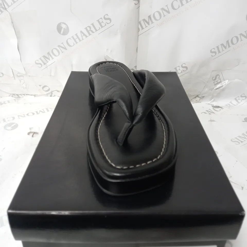 DUNNE LONDON TOE POST SANDALS SIZE 6