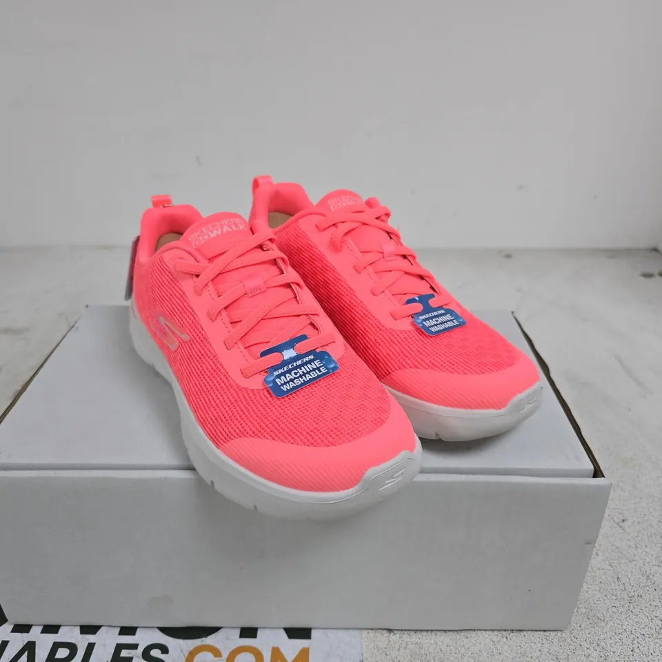 SKECHERS GO WALK FLEX BUNGEE TRAINER SIZE 4 BOXED