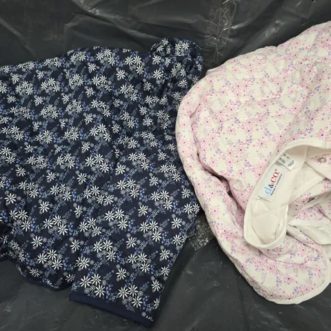 APPROXIMATELY 4 ASSORTED COATS AND JACKETS IN VARIOUS SIZES 
