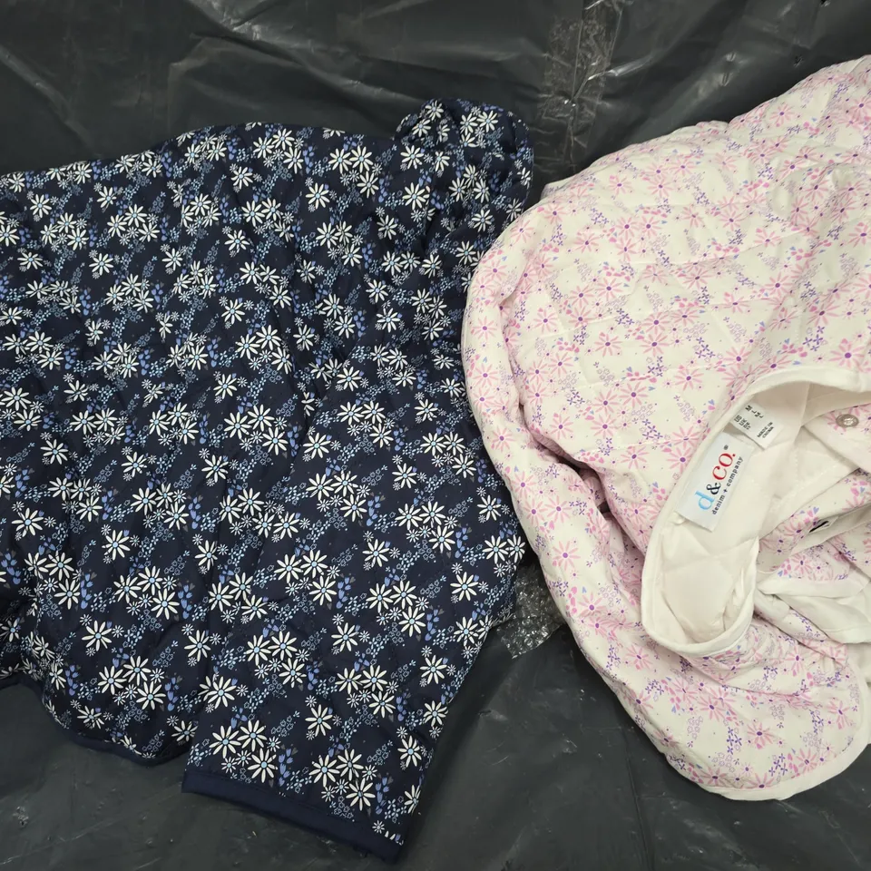 APPROXIMATELY 4 ASSORTED COATS AND JACKETS IN VARIOUS SIZES 