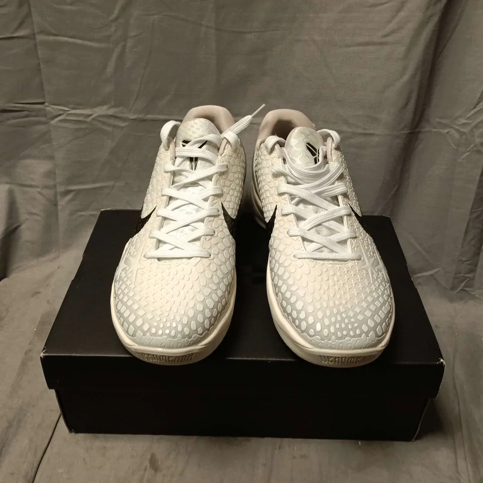 BOXED PAIR OF NIKE KOBE VIII PROTRO TRAINERS IN WHITE/GREY - UK 11