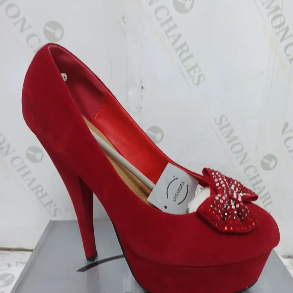 BOX OF APPROXIMATELY 10 ASSORTED SHOES TO INCLUDE BOOTS, HEELS, SANDALS ETC 