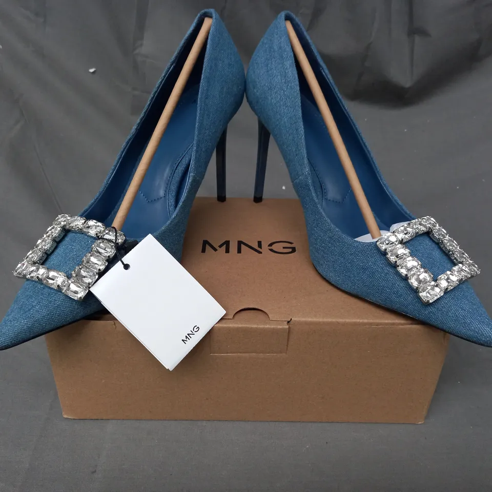 BOXED PAIR OF MNG POINTED TOE HEELS IN DENIM BLUE W. JEWEL EFFECT DETAIL UK SIZE 7