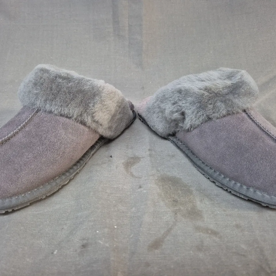 BOXED PAIR OF UGG SLIPPERS IN GREY UK SIZE 7