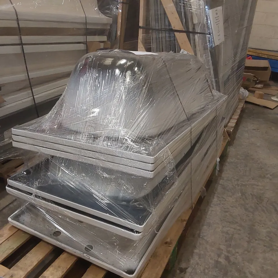 PALLET CONTAINING APPROXIMATELY 7x ROCA HEAVY STEEL MIXED SIZE BATH TUBS