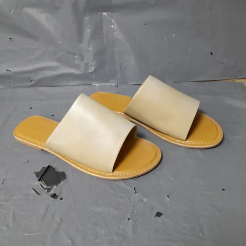 APRICOT SOFT LEATHER SANDALS - IVORY - SIZE 7