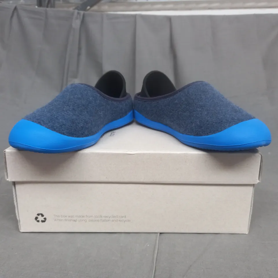 BOXED PAIR OF MAHABIS CURVE SHOES IN BLUE UK SIZE 5-6