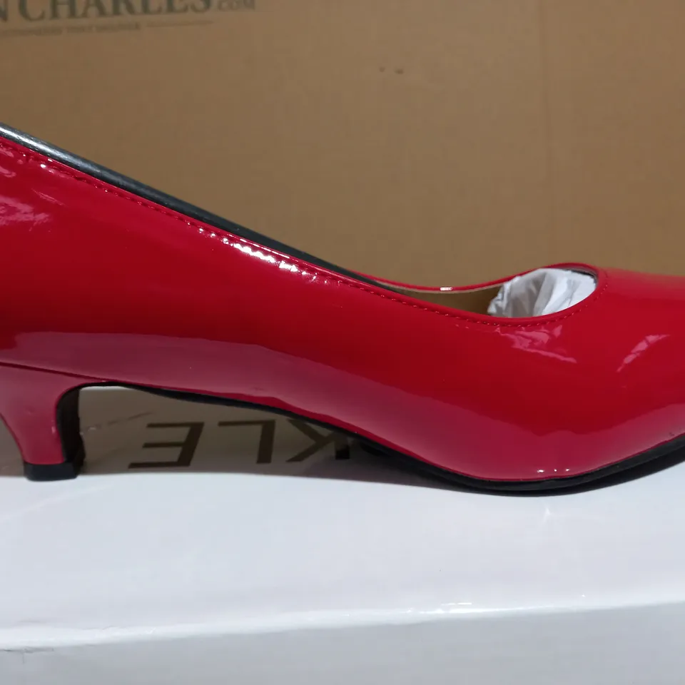 BUCKLE BS-20 WOMENS RED LOW HEEL SHOE - SIZE 10