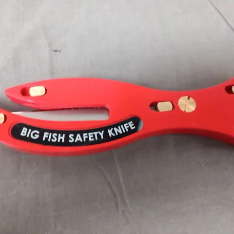 APPROXIMATELY 39 BIG FISH SAFETY KNIVES