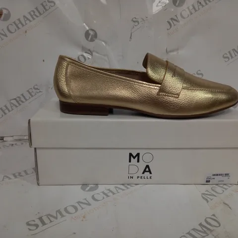 BOXED PAIR OF MODA IN PELLE GOLD LEATHER UNLINED FLAT LOAFER SIZE 39