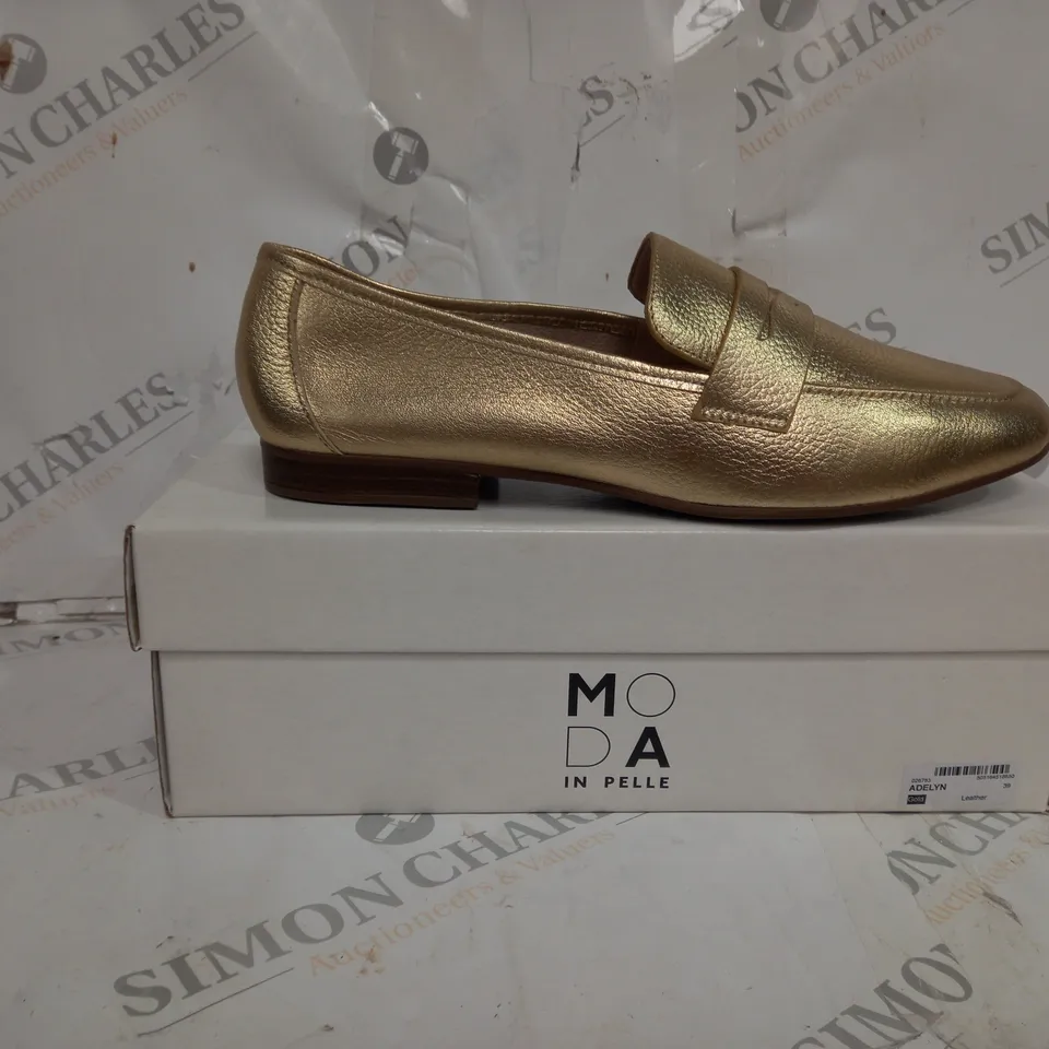 BOXED PAIR OF MODA IN PELLE GOLD LEATHER UNLINED FLAT LOAFER SIZE 39