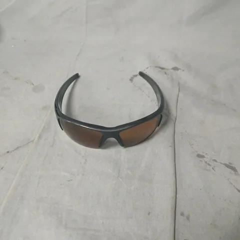 WRAPAROUND SUNGLASSES WITH BROWN LENSES – BLACK FRAME
