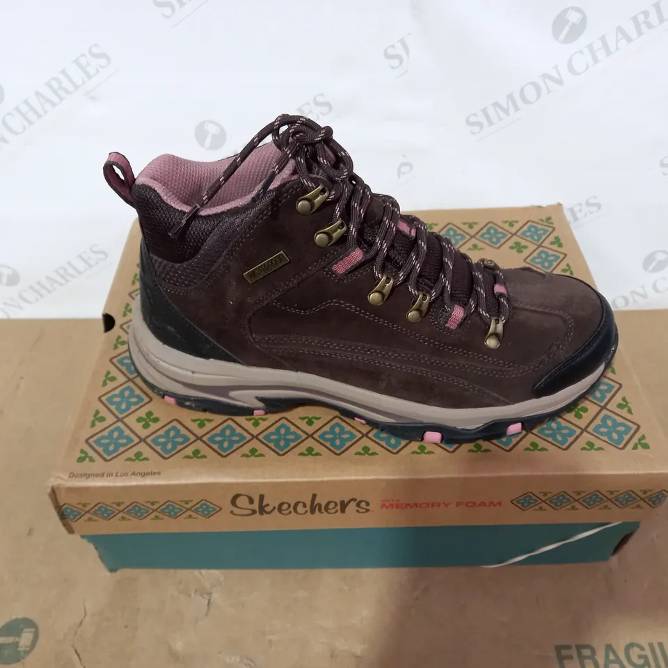 BOXED PAIR OF SKECHERS- SIZE 7