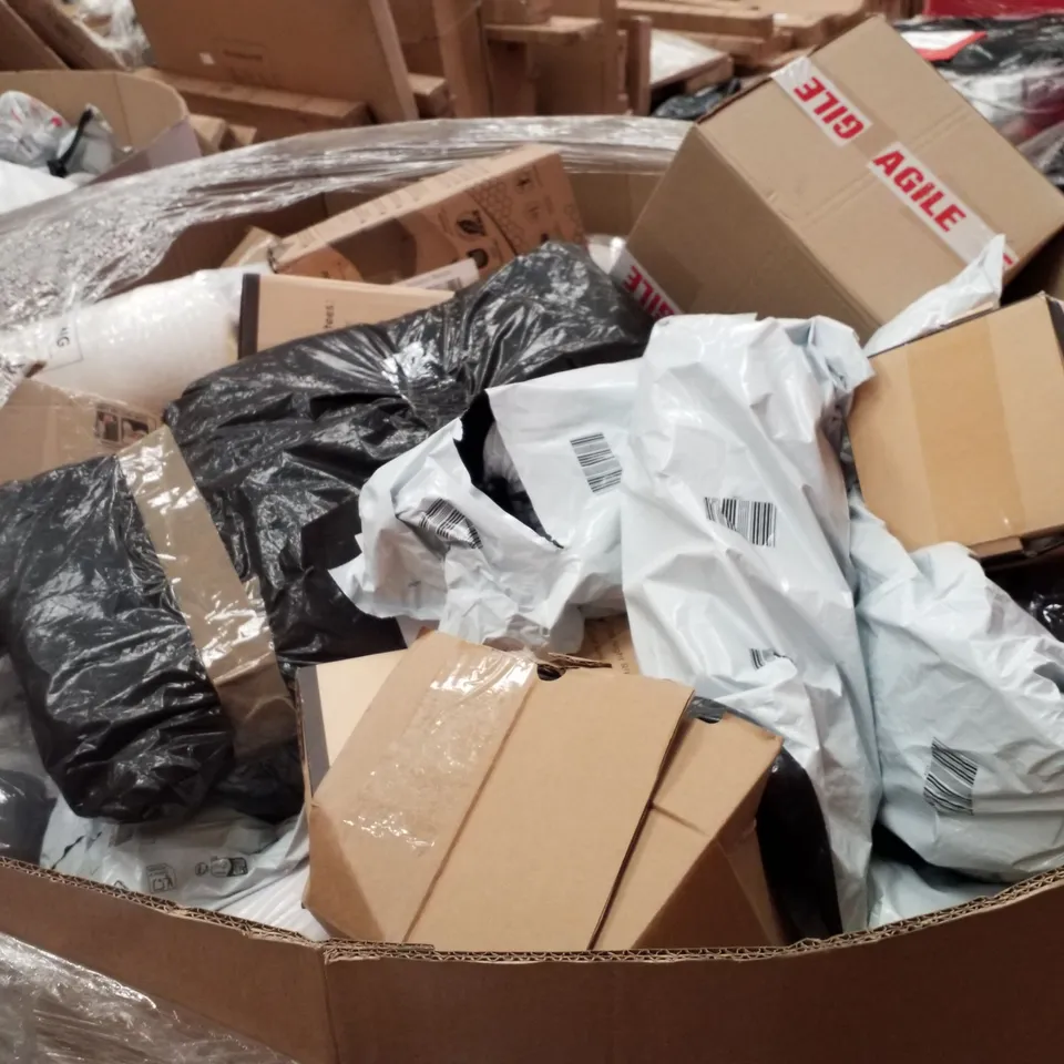 PALLET CONTAINING ASSORTED PILLOWS & CUSHIONS