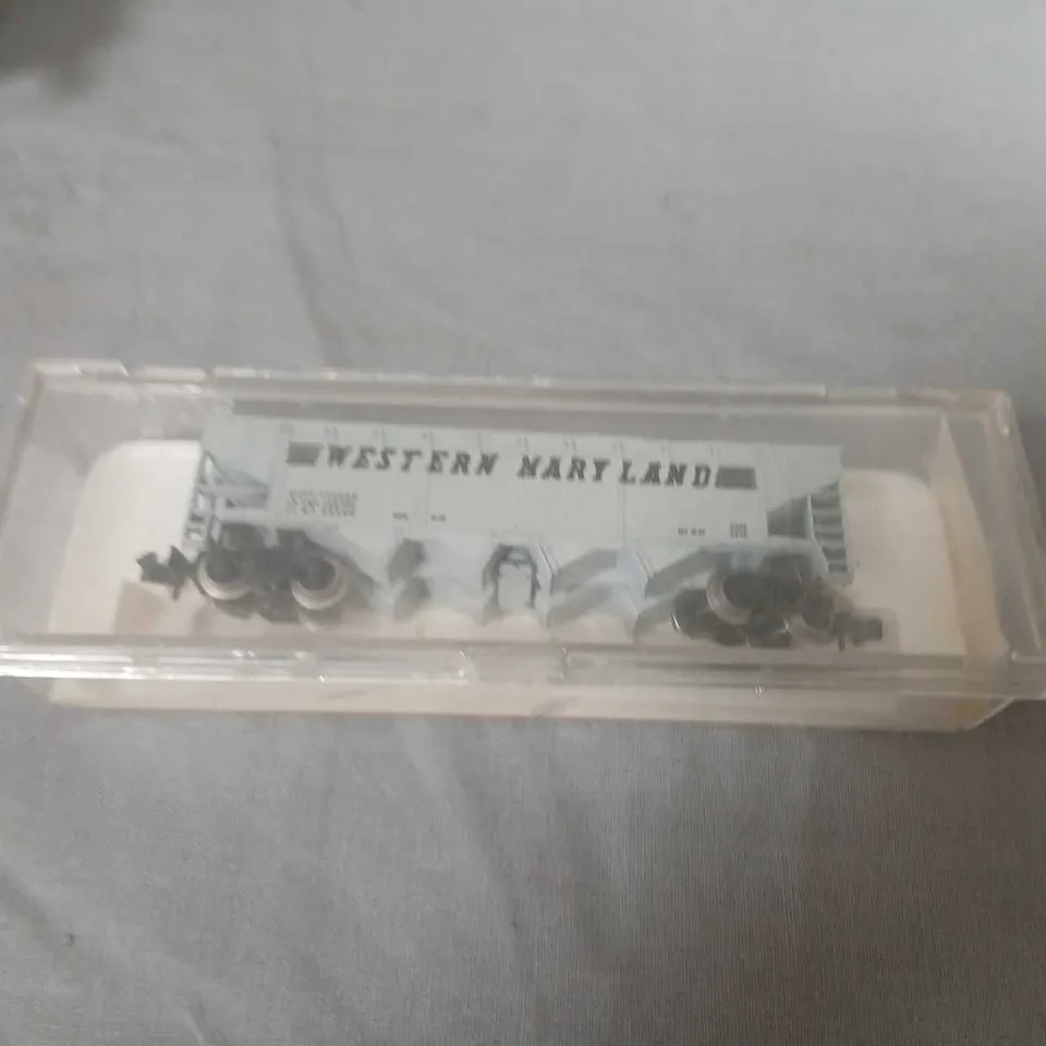 LNER 460 STEAM LOCOMOTIVE WITH ATLAS BOXED FREIGHT CARS
