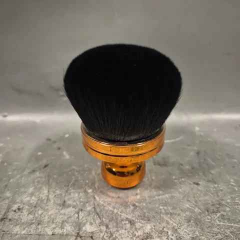 APPROXIMATELY 30 TANNING BRUSHES IN COPPER EFFECT