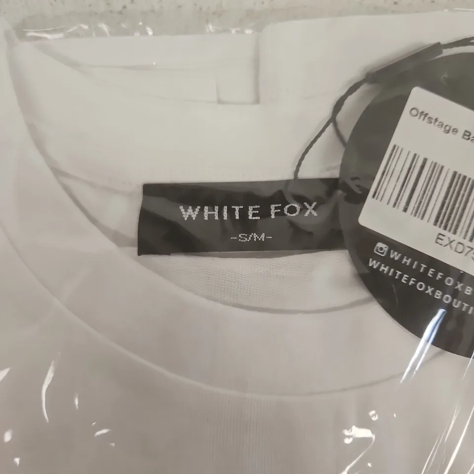 WHITE FOX BOUTIQUE OFFSTAGE BACK GRAPHIC OVERSIZED TEE – WHITE (S/M)