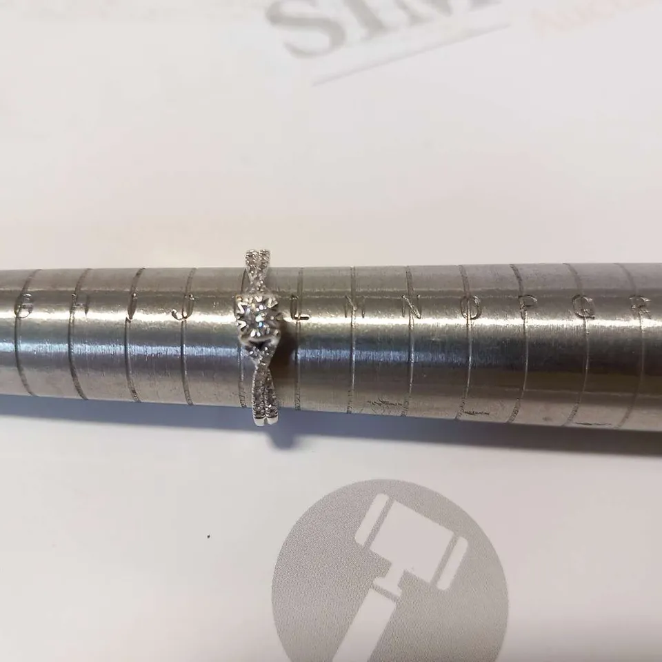 9ct WHITE GOLD RING WITH NATURAL DIAMONDS TO THE CENTRE AND CROSS-OVER SHOULDERS