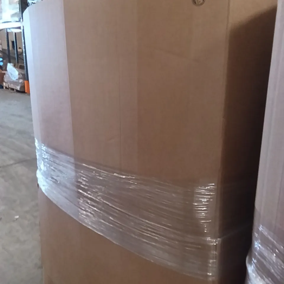 PALLET CONTAINING A LARGE QUANTITY OF PILLOWS