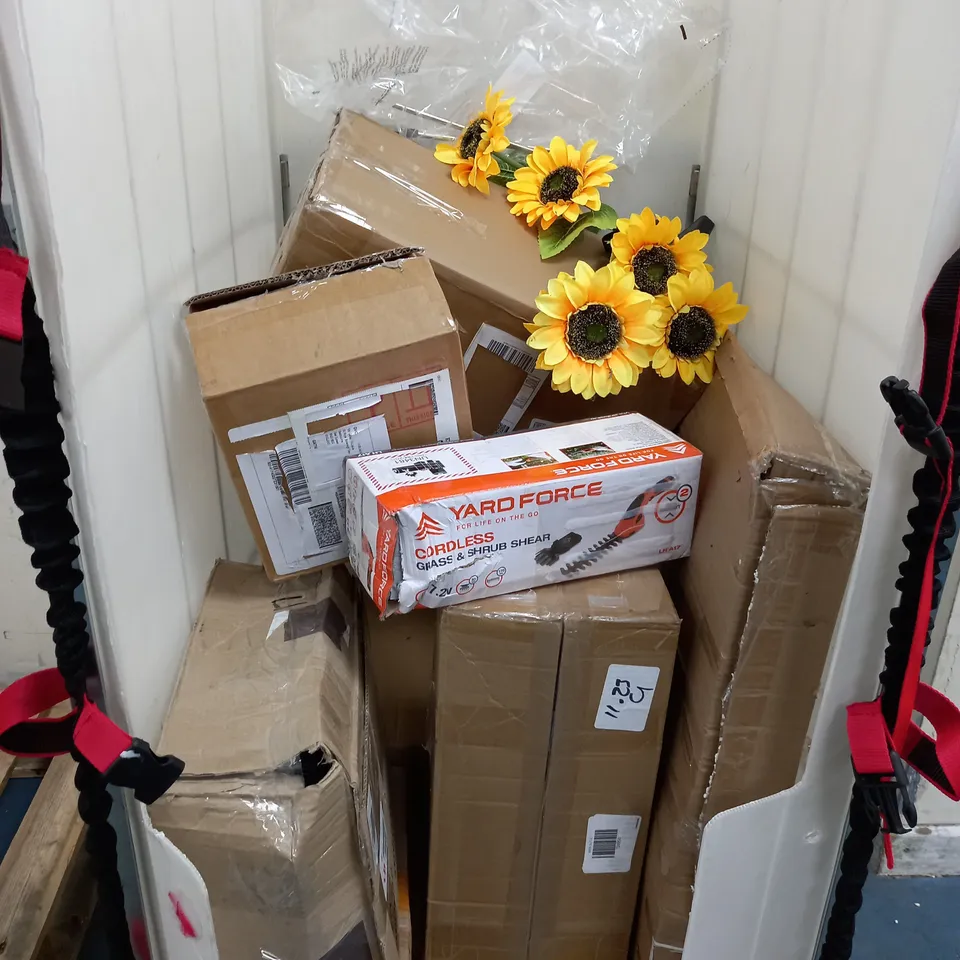 APPROXIMATELY 8 ASSORTED ITEMS TO INCLUDE JM FLOWER DECOR PIECE FLORAL SOLAR GARDEN DECOR. YARDFORCE SHEAR, ETC - COLLECTION ONLY