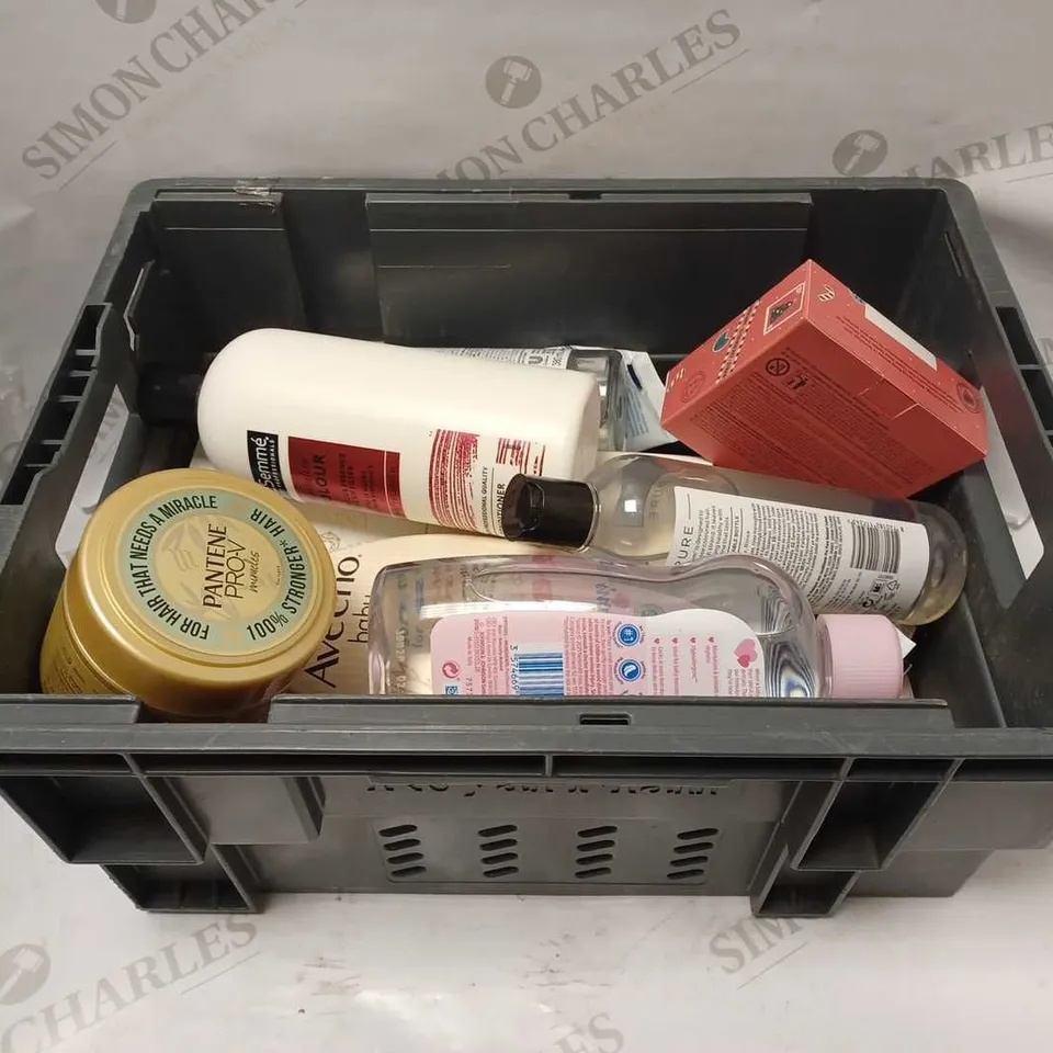 LOT OF APPROXIMATELY 25 COSMETICS ITEMS TO INCLUDE PANTENE MIRACLES BAMBOO STRONG AND LONG HAIR MASK, TRESEMME REVITALISE COLOUR CONDITIONER, AYRA COSMETICS UNIDOSE CELLE ELIXER, ETC