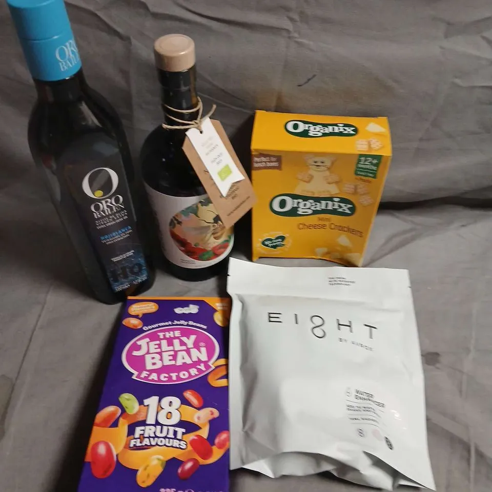APPROXIMATELY 7 ASSORTED FOOD/DRINK PRODUCTS TO INCLUDE JELLY BEAN SWEETS, OLIVE OIL, ORGANIX CRACKERS ETC