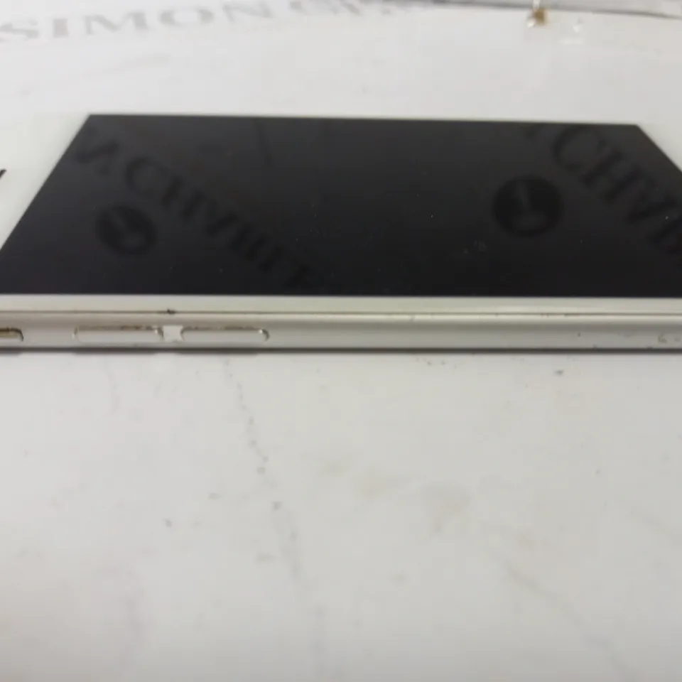 APPLE A1688 IPHONE 6S - WHITE/SILVER