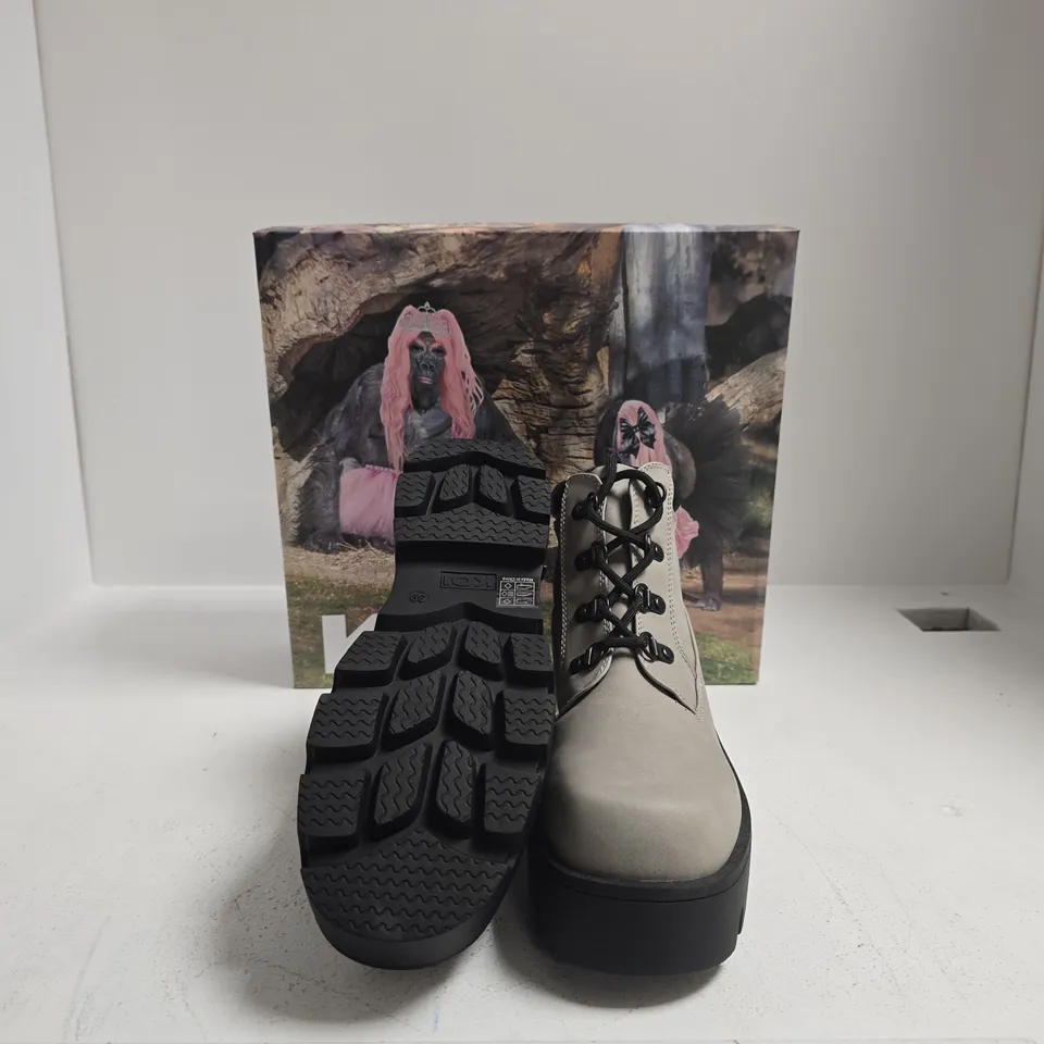 KOI NOVUS GREY LEATHER LACE UP BOOTS WITH CHUNKY LUG SOLE UK SIZE 6