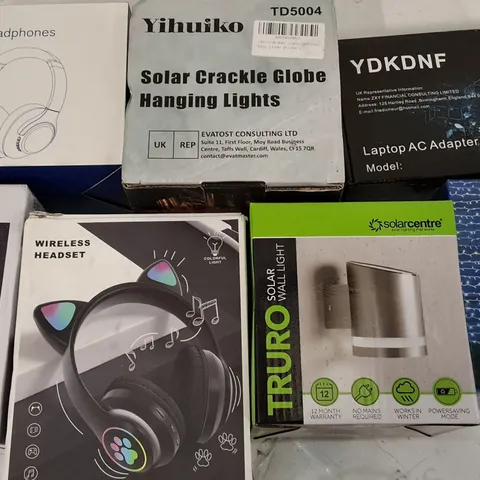 LOT OF 17 ASSORTED ITEMS TO INCLUDE SOLAR WALL LIGHT, WIRELESS HEADPHONES AND LED BRIGHT BULBS