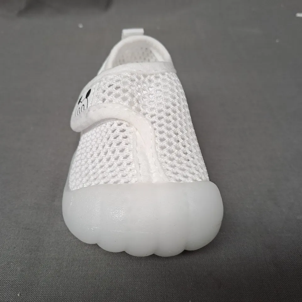BOXED PAIR OF DESIGNER BABY WALKING SHOES IN WHITE SIZE 17