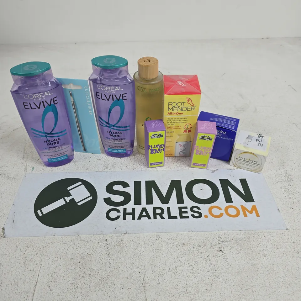 APPROXIMATELY 20 ASSORTED HEALTH & BEAUTY PRODUCTS TO INCLUDE FOOT MENDER ALL IN ONE, BOBBI BROWN FACE BASE, MADE BY MITCHELL BLURSH BALM, ETC - COLLECTION ONLY