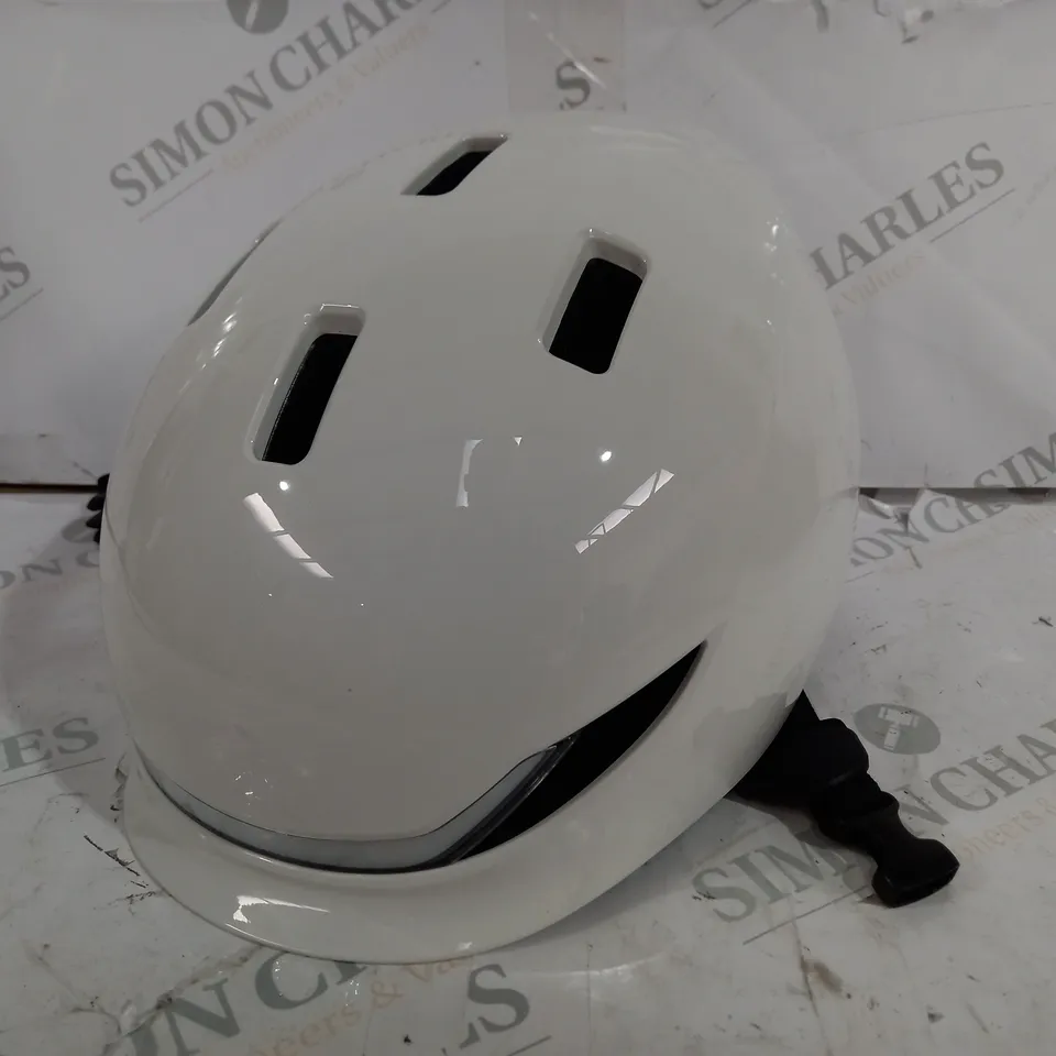 BOXED LUMOS MATRIX BIKE HELMET IN WHITE (56-61cm)