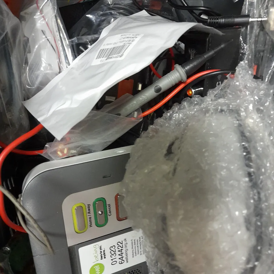 LOT OF APPROX 12 ASSORTED HOUSEHOLD ITEMS TO INCLUDE DURACELL BATTERIES, HEARING AID BATTERIES, ALKALINE BUTTON BATTERIES, ETC