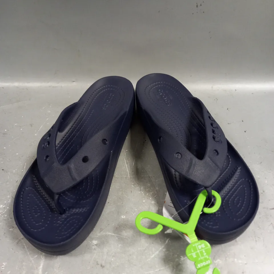 CROCS BAYA PLATFORM FLIP IN NAVY - 7