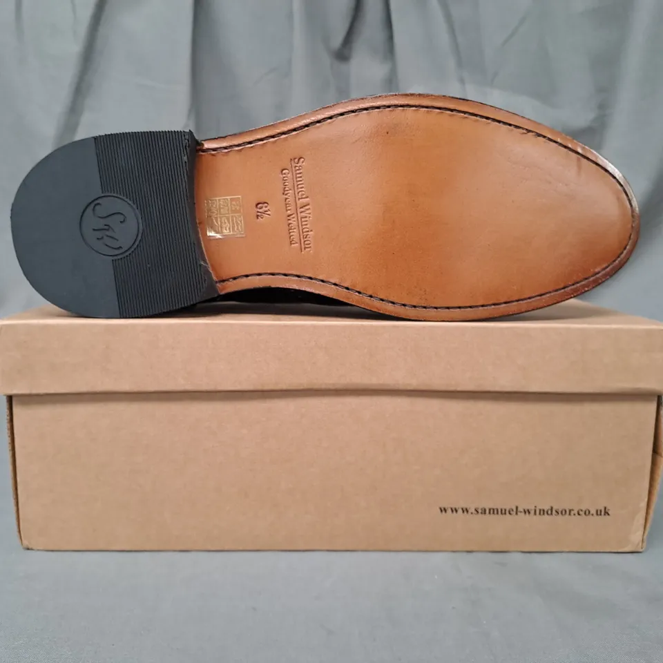 BOXED PAIR OF SAMUEL WINDSOR LACE UP SHOES IN BLACK UK SIZE 8.5