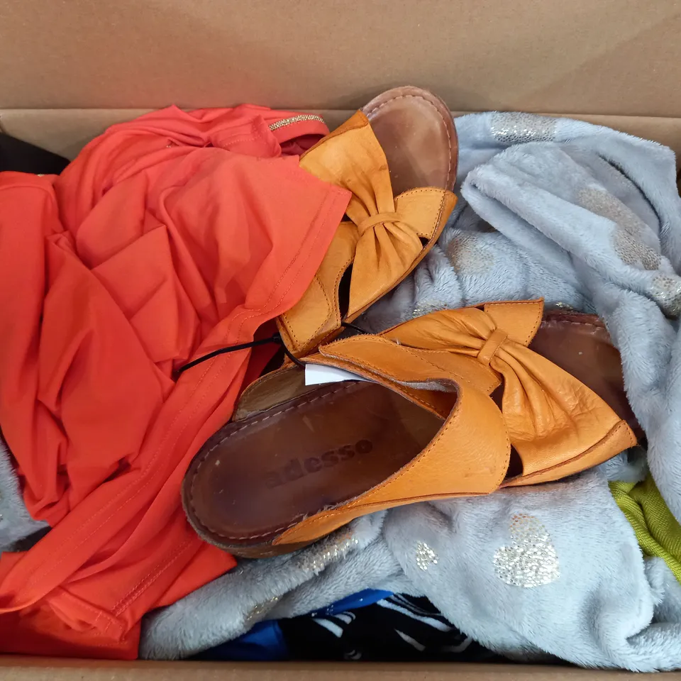 BOX OF APPROX 20 ASSORTED CLOTHING ITEMS TO INCLUDE - COZEE HOME FLUFFY PANTS XL - ADESSO SANDALS EU 37 - JULIAN MACDONALD ORANAGE TOP ECT