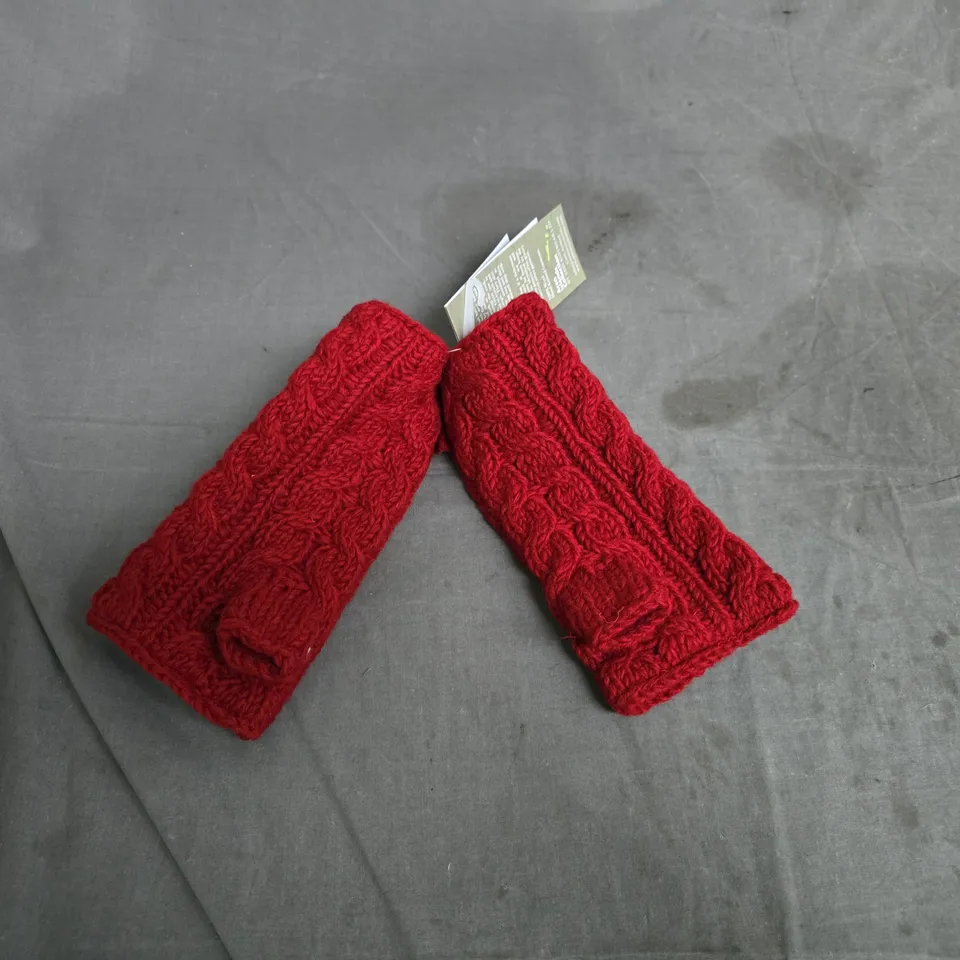 KNITTED WRISTBANDS WITH THUMB COVERS - RED